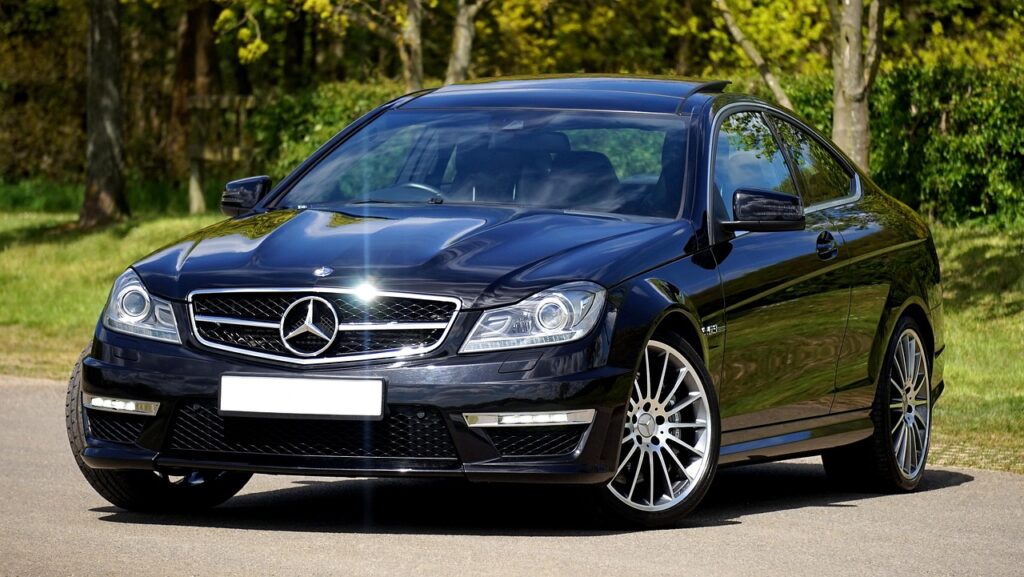 Qual a largura de um carros de luxo ou esportivo?