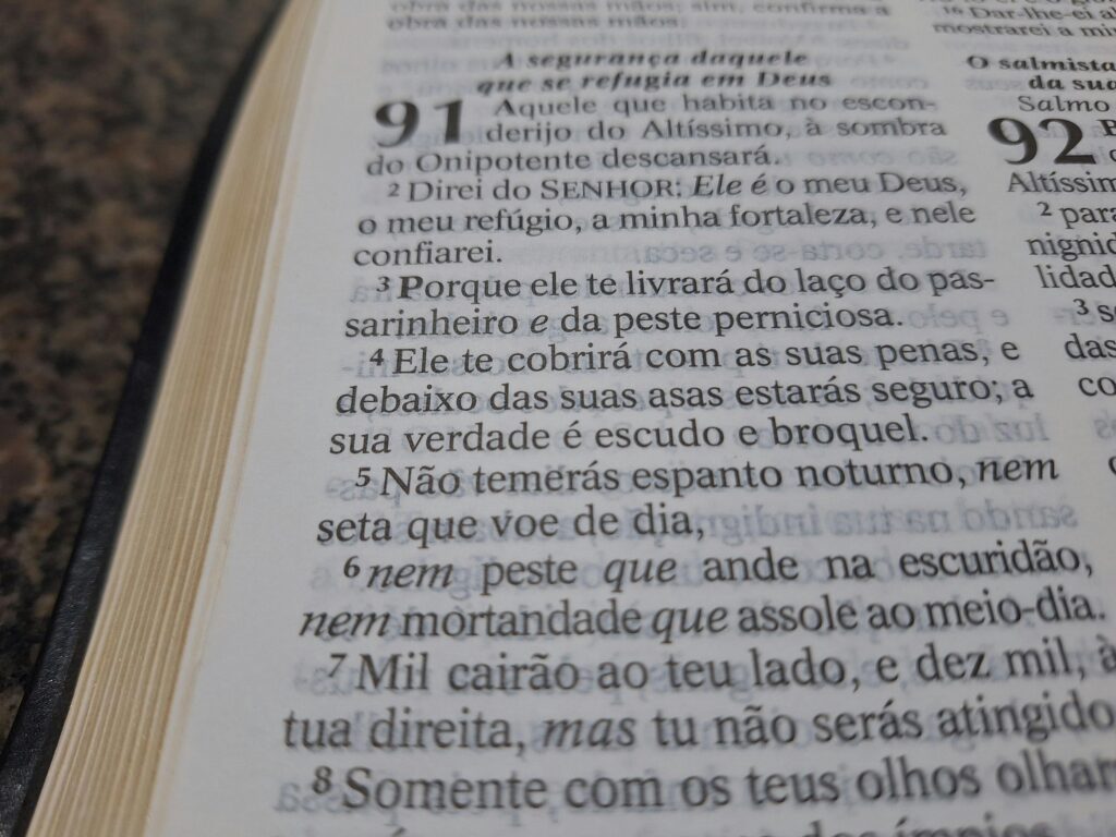Foto da bíblia aberta para o artigo quem escreveu o salmo 91